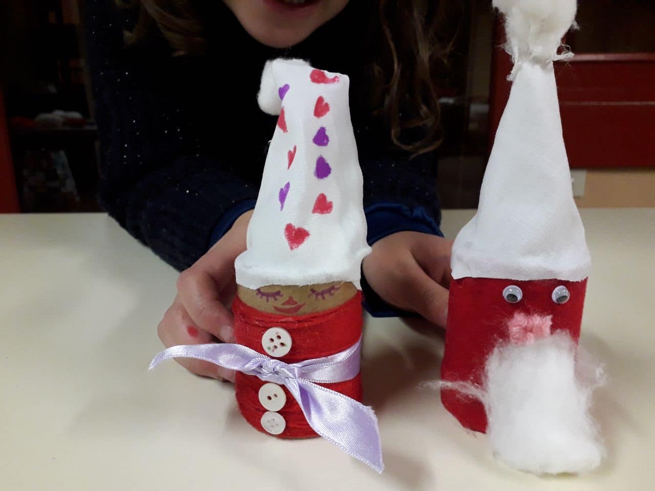 Atelier enfants fabrication de Pères Noël recyclés